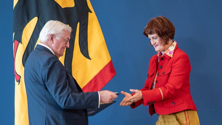 Bundespräsident Frank-Walter Steinmeier zeichnet 21 Bürger zum Tag der Deutschen Einheit mit dem Verdienstorden der Bundesrepublik Deutschland aus Annette Dittert, Journalistin;Bundespräsident verleiht Verdienstorden der Bundesrepublik Deutschland zum Tag der Deutschen Einheit, Berlin Berlin Deutschland Amtssitz am Spreebogen
