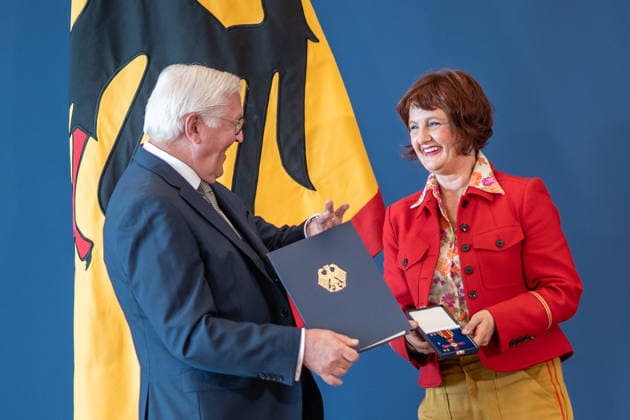 Bundespräsident Frank-Walter Steinmeier zeichnet 21 Bürger zum Tag der Deutschen Einheit mit dem Verdienstorden der Bundesrepublik Deutschland aus Annette Dittert, Journalistin;Bundespräsident verleiht Verdienstorden der Bundesrepublik Deutschland zum Tag der Deutschen Einheit, Berlin Berlin Deutschland Amtssitz am Spreebogen