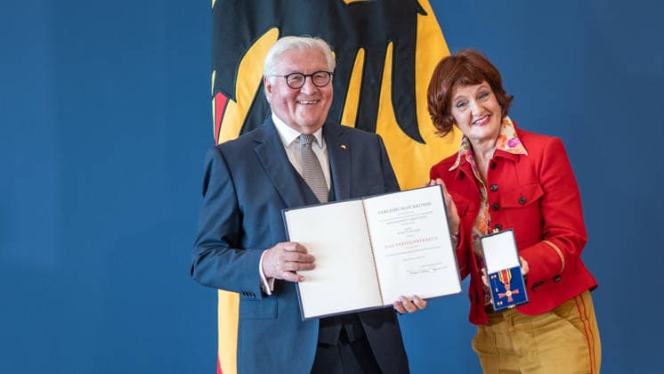 Bundespräsident Frank-Walter Steinmeier zeichnet 21 Bürger zum Tag der Deutschen Einheit mit dem Verdienstorden der Bundesrepublik Deutschland aus Annette Dittert, Journalistin;Bundespräsident verleiht Verdienstorden der Bundesrepublik Deutschland zum Tag der Deutschen Einheit, Berlin Berlin Deutschland Amtssitz am Spreebogen