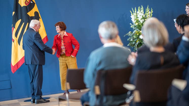 Bundespräsident Frank-Walter Steinmeier zeichnet 21 Bürger zum Tag der Deutschen Einheit mit dem Verdienstorden der Bundesrepublik Deutschland aus Annette Dittert, Journalistin;Bundespräsident verleiht Verdienstorden der Bundesrepublik Deutschland zum Tag der Deutschen Einheit, Berlin Berlin Deutschland Amtssitz am Spreebogen
