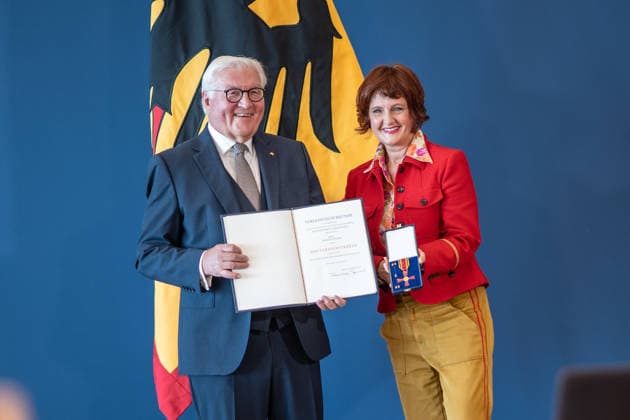 Bundespräsident Frank-Walter Steinmeier zeichnet 21 Bürger zum Tag der Deutschen Einheit mit dem Verdienstorden der Bundesrepublik Deutschland aus Annette Dittert, Journalistin;Bundespräsident verleiht Verdienstorden der Bundesrepublik Deutschland zum Tag der Deutschen Einheit, Berlin Berlin Deutschland Amtssitz am Spreebogen
