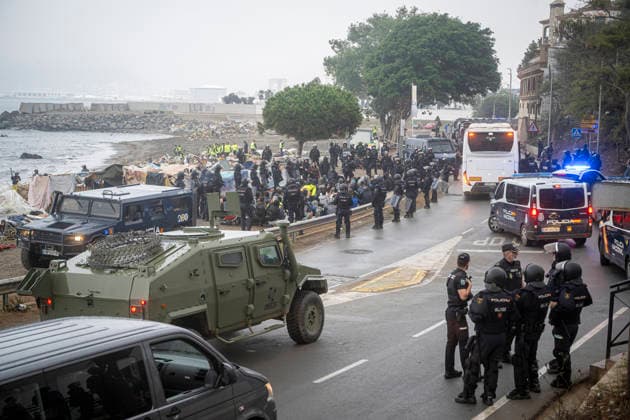 Second day of the evacuation of El Trampolín Beach in Ceuta National Police officers intervene during the evacuation of the group of migrants gathered on El Trampolín Beach on October 5, 2026, in Ceuta, Spain. The National Police escort buses filled with migrants evicted from Trampolín Beach toward the Tarajal border area, where some choose to stay at the Temporary Assistance Center for Foreigners (CATE) to be registered and subsequently accommodated, while others prefer to return to Morocco on foot and voluntarily. October 5, 2026, Spain  Copyright: xMarcosxMorenox 7822326