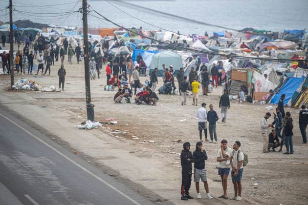 Second day of the evacuation of El Trampolín Beach in Ceuta National Police officers intervene during the evacuation of the group of migrants gathered on El Trampolín Beach on October 5, 2026, in Ceuta, Spain. The National Police escort buses filled with migrants evicted from Trampolín Beach toward the Tarajal border area, where some choose to stay at the Temporary Assistance Center for Foreigners (CATE) to be registered and subsequently accommodated, while others prefer to return to Morocco on foot and voluntarily. October 5, 2026, Spain  Copyright: xMarcosxMorenox 7822337