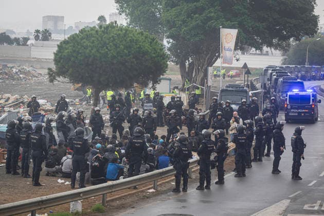 Second day of the evacuation of El Trampolín Beach in Ceuta National Police officers intervene during the evacuation of the group of migrants gathered on El Trampolín Beach on October 5, 2026, in Ceuta, Spain. The National Police escort buses filled with migrants evicted from Trampolín Beach toward the Tarajal border area, where some choose to stay at the Temporary Assistance Center for Foreigners (CATE) to be registered and subsequently accommodated, while others prefer to return to Morocco on foot and voluntarily. October 5, 2026, Spain  Copyright: xMarcosxMorenox 7822327