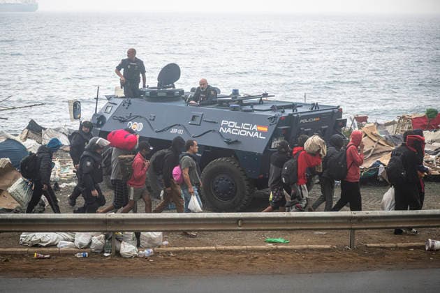 Second day of the evacuation of El Trampolín Beach in Ceuta National Police officers intervene during the evacuation of the group of migrants gathered on El Trampolín Beach on October 5, 2026, in Ceuta, Spain. The National Police escort buses filled with migrants evicted from Trampolín Beach toward the Tarajal border area, where some choose to stay at the Temporary Assistance Center for Foreigners (CATE) to be registered and subsequently accommodated, while others prefer to return to Morocco on foot and voluntarily. October 5, 2026, Spain  Copyright: xMarcosxMorenox 7822329