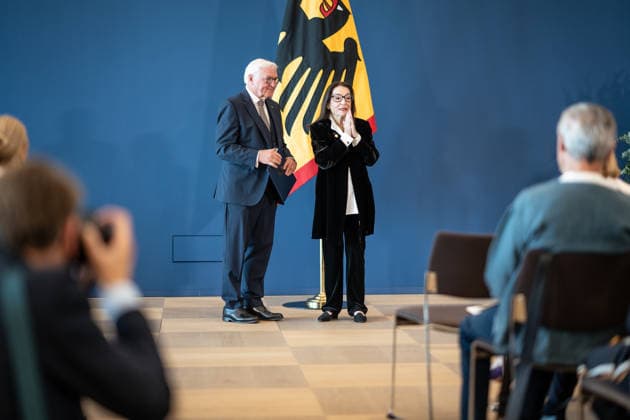 Bundespräsident Frank-Walter Steinmeier zeichnet 21 Bürger zum Tag der Deutschen Einheit mit dem Verdienstorden der Bundesrepublik Deutschland aus Nana Mouskouri, Sängerin und Musikerin;Bundespräsident verleiht Verdienstorden der Bundesrepublik Deutschland zum Tag der Deutschen Einheit, Berlin Berlin Deutschland Amtssitz am Spreebogen