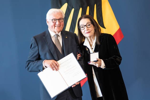 Bundespräsident Frank-Walter Steinmeier zeichnet 21 Bürger zum Tag der Deutschen Einheit mit dem Verdienstorden der Bundesrepublik Deutschland aus Nana Mouskouri, Sängerin und Musikerin;Bundespräsident verleiht Verdienstorden der Bundesrepublik Deutschland zum Tag der Deutschen Einheit, Berlin Berlin Deutschland Amtssitz am Spreebogen