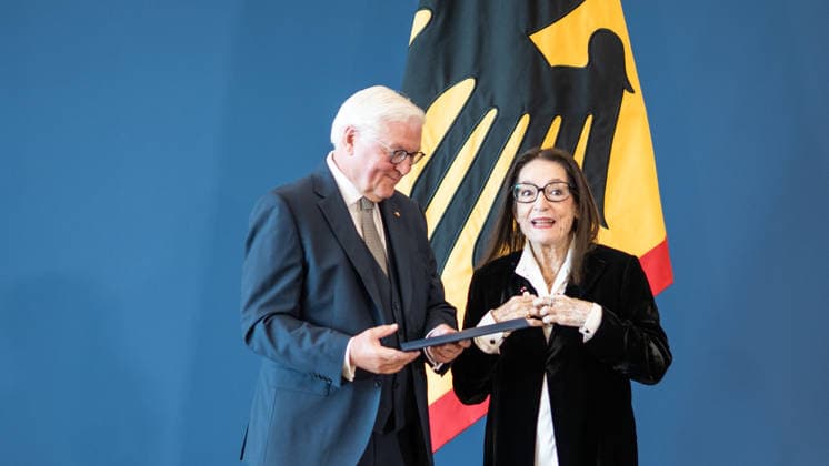 Bundespräsident Frank-Walter Steinmeier zeichnet 21 Bürger zum Tag der Deutschen Einheit mit dem Verdienstorden der Bundesrepublik Deutschland aus Nana Mouskouri, Sängerin und Musikerin;Bundespräsident verleiht Verdienstorden der Bundesrepublik Deutschland zum Tag der Deutschen Einheit, Berlin Berlin Deutschland Amtssitz am Spreebogen