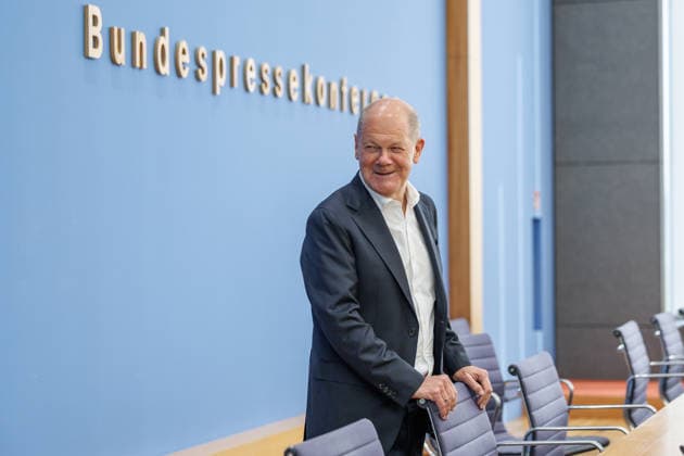 Vorstellung der Entwicklungspolitische Nord-Süd-Kommission (ENSK) mit Olaf Scholz Vorstellung der Entwicklungspolitische Nord-Süd-Kommission (ENSK): Pressekonferenz zu Zusammensetzung und prioritären Themen der Entwicklungspolitischen Nord-Süd-Kommission Laura Chinchilla Miranda, Staatspräsidentin a.D. Costa Rica und Co-Vorsitzende der ENSK Olaf Scholz, Bundeskanzler a.D. und Co-Vorsitzender der ENSK am 5.10.26. Berlin Berlin Deutschland Haus der Bundespressekonferenz