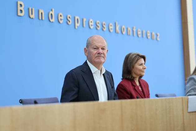 Vorstellung der Entwicklungspolitische Nord-Süd-Kommission (ENSK) mit Olaf Scholz Vorstellung der Entwicklungspolitische Nord-Süd-Kommission (ENSK): Pressekonferenz zu Zusammensetzung und prioritären Themen der Entwicklungspolitischen Nord-Süd-Kommission Laura Chinchilla Miranda, Staatspräsidentin a.D. Costa Rica und Co-Vorsitzende der ENSK Olaf Scholz, Bundeskanzler a.D. und Co-Vorsitzender der ENSK am 5.10.26. Berlin Berlin Deutschland Haus der Bundespressekonferenz