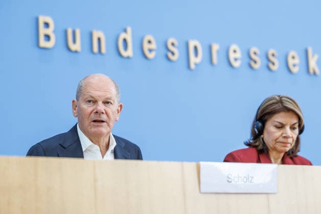 Vorstellung der Entwicklungspolitische Nord-Süd-Kommission (ENSK) mit Olaf Scholz Vorstellung der Entwicklungspolitische Nord-Süd-Kommission (ENSK): Pressekonferenz zu Zusammensetzung und prioritären Themen der Entwicklungspolitischen Nord-Süd-Kommission Laura Chinchilla Miranda, Staatspräsidentin a.D. Costa Rica und Co-Vorsitzende der ENSK Olaf Scholz, Bundeskanzler a.D. und Co-Vorsitzender der ENSK am 5.10.26. Berlin Berlin Deutschland Haus der Bundespressekonferenz