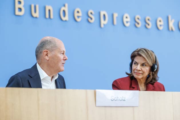 Vorstellung der Entwicklungspolitische Nord-Süd-Kommission (ENSK) mit Olaf Scholz Vorstellung der Entwicklungspolitische Nord-Süd-Kommission (ENSK): Pressekonferenz zu Zusammensetzung und prioritären Themen der Entwicklungspolitischen Nord-Süd-Kommission Laura Chinchilla Miranda, Staatspräsidentin a.D. Costa Rica und Co-Vorsitzende der ENSK Olaf Scholz, Bundeskanzler a.D. und Co-Vorsitzender der ENSK am 5.10.26. Berlin Berlin Deutschland Haus der Bundespressekonferenz