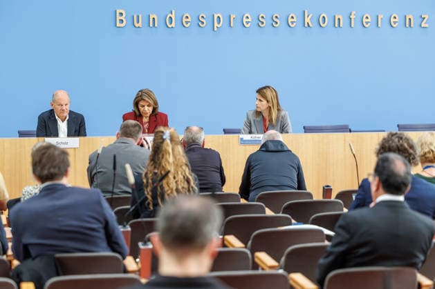 Vorstellung der Entwicklungspolitische Nord-Süd-Kommission (ENSK) mit Olaf Scholz Vorstellung der Entwicklungspolitische Nord-Süd-Kommission (ENSK): Pressekonferenz zu Zusammensetzung und prioritären Themen der Entwicklungspolitischen Nord-Süd-Kommission Laura Chinchilla Miranda, Staatspräsidentin a.D. Costa Rica und Co-Vorsitzende der ENSK Olaf Scholz, Bundeskanzler a.D. und Co-Vorsitzender der ENSK am 5.10.26. Berlin Berlin Deutschland Haus der Bundespressekonferenz
