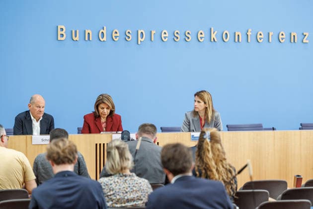 Vorstellung der Entwicklungspolitische Nord-Süd-Kommission (ENSK) mit Olaf Scholz Vorstellung der Entwicklungspolitische Nord-Süd-Kommission (ENSK): Pressekonferenz zu Zusammensetzung und prioritären Themen der Entwicklungspolitischen Nord-Süd-Kommission Laura Chinchilla Miranda, Staatspräsidentin a.D. Costa Rica und Co-Vorsitzende der ENSK Olaf Scholz, Bundeskanzler a.D. und Co-Vorsitzender der ENSK am 5.10.26. Berlin Berlin Deutschland Haus der Bundespressekonferenz