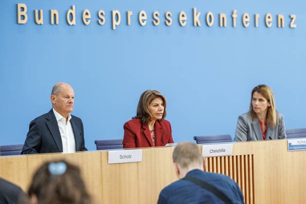 Vorstellung der Entwicklungspolitische Nord-Süd-Kommission (ENSK) mit Olaf Scholz Vorstellung der Entwicklungspolitische Nord-Süd-Kommission (ENSK): Pressekonferenz zu Zusammensetzung und prioritären Themen der Entwicklungspolitischen Nord-Süd-Kommission Laura Chinchilla Miranda, Staatspräsidentin a.D. Costa Rica und Co-Vorsitzende der ENSK Olaf Scholz, Bundeskanzler a.D. und Co-Vorsitzender der ENSK am 5.10.26. Berlin Berlin Deutschland Haus der Bundespressekonferenz