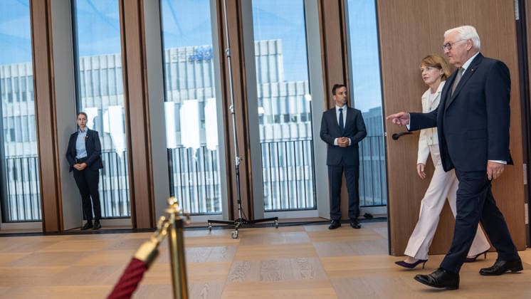 Bundespräsident Frank-Walter Steinmeier zeichnet 21 Bürger zum Tag der Deutschen Einheit mit dem Verdienstorden der Bundesrepublik Deutschland aus Bundespräsident mit seiner Ehefrau Elke Büdenbender;Bundespräsident verleiht Verdienstorden der Bundesrepublik Deutschland zum Tag der Deutschen Einheit, Berlin Berlin Deutschland Amtssitz am Spreebogen