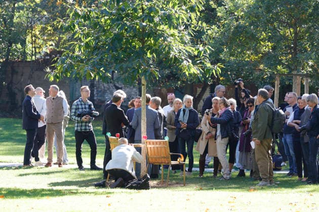 Frankfurt Impressionen 05.10.2026 Eröffnung Havel s Place im Metzlerpark Frankfurt. Im Rahmen der Frankfurter Buchmesse wurde am heutigen Montag zu Ehren des Schriftstellers Bürgerrechtlers und ehemaligen tschechoslowakischen und tschechischen Präsidenten Vaclav Havel die Installation aus zwei Stühlen an einem Tisch als Ort der Begegnung eröffnet Frankfurt (Main) Hessen Deutschland
