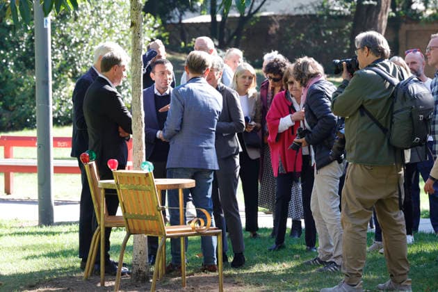 Frankfurt Impressionen 05.10.2026 Eröffnung Havel s Place im Metzlerpark Frankfurt. Im Rahmen der Frankfurter Buchmesse wurde am heutigen Montag zu Ehren des Schriftstellers Bürgerrechtlers und ehemaligen tschechoslowakischen und tschechischen Präsidenten Vaclav Havel die Installation aus zwei Stühlen an einem Tisch als Ort der Begegnung eröffnet hier im Gespräch Martin Kraft, Juergen Boos, Oberbürgermeister Mike Josef, Tomas Kubicek, Ina Hartwig Frankfurt (Main) Hessen Deutschland