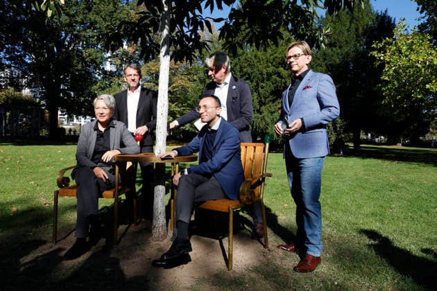 Frankfurt Impressionen 05.10.2026 Eröffnung Havel s Place im Metzlerpark Frankfurt. Im Rahmen der Frankfurter Buchmesse wurde am heutigen Montag zu Ehren des Schriftstellers Bürgerrechtlers und ehemaligen tschechoslowakischen und tschechischen Präsidenten Vaclav Havel die Installation aus zwei Stühlen an einem Tisch als Ort der Begegnung eröffnet hier Ina Hartwig (Dezernentin für Kultur), Martin Kraft, Oberbürgermeister Mike Josef, Juergen Boos (Direktor der Frankfurter Buchmesse),Tomas Kubicek (Direktor CZECHIA 2026) Frankfurt (Main) Hessen Deutschland