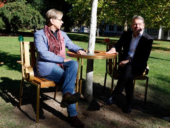 Frankfurt Impressionen 05.10.2026 Eröffnung Havel s Place im Metzlerpark Frankfurt. Im Rahmen der Frankfurter Buchmesse wurde am heutigen Montag zu Ehren des Schriftstellers Bürgerrechtlers und ehemaligen tschechoslowakischen und tschechischen Präsidenten Vaclav Havel die Installation aus zwei Stühlen an einem Tisch als Ort der Begegnung eröffnet hier Tomas Kubicek (Direktor CZECHIA 2026) Martin Kraft (Programmdirektor CZECHIA 2026 und ehemaliger Mitarbeiter von V. Havel) Frankfurt (Main) Hessen Deutschland