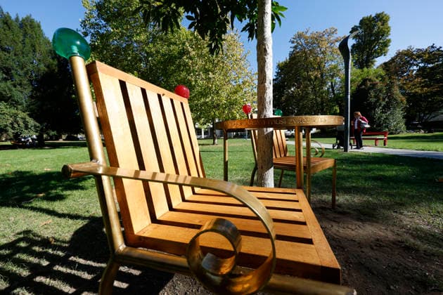 Frankfurt Impressionen 05.10.2026 Eröffnung Havel s Place im Metzlerpark Frankfurt. Im Rahmen der Frankfurter Buchmesse wurde am heutigen Montag zu Ehren des Schriftstellers Bürgerrechtlers und ehemaligen tschechoslowakischen und tschechischen Präsidenten Vaclav Havel die Installation aus zwei Stühlen an einem Tisch als Ort der Begegnung eröffnet Frankfurt (Main) Hessen Deutschland
