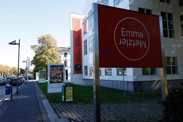 Frankfurt Impressionen 05.10.2026 Eröffnung Havel s Place im Metzlerpark Frankfurt. Im Rahmen der Frankfurter Buchmesse wurde am heutigen Montag zu Ehren des Schriftstellers Bürgerrechtlers und ehemaligen tschechoslowakischen und tschechischen Präsidenten Vaclav Havel die Installation aus zwei Stühlen an einem Tisch als Ort der Begegnung eröffnet hier Front Museum Angeandte Kunst Frankfurt (Main) Hessen Deutschland