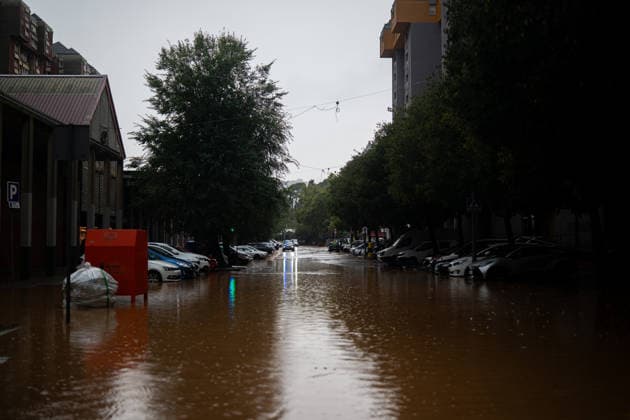 Heavy rains in Catalonia cause widespread disruption. A flooded street in the Nou Barris neighborhood on October 5, 2026, in Barcelona, Catalonia, Spain. Rain and storms will once again dominate the day on Monday, though with less intensity than over the weekend, with yellow and orange alerts in effect at times in some areas of the country, and even a red alert remaining in effect until 10 a.m. in Barcelona, with a cumulative rainfall of 90 L m². OCTOBER 5, 2026 Lorena Sopê Barcelona, Catalonia, Spain Copyright: xLorenaxSopênax 7822388