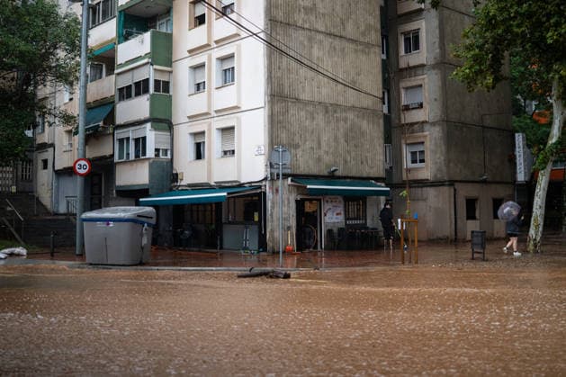 Heavy rains in Catalonia cause widespread disruption. A flooded street in the Nou Barris neighborhood on October 5, 2026, in Barcelona, Catalonia, Spain. Rain and storms will once again dominate the day on Monday, though with less intensity than over the weekend, with yellow and orange alerts in effect at times in some areas of the country, and even a red alert remaining in effect until 10 a.m. in Barcelona, with a cumulative rainfall of 90 L m². OCTOBER 5, 2026 Lorena Sopê Barcelona, Catalonia, Spain Copyright: xLorenaxSopênax 7822396