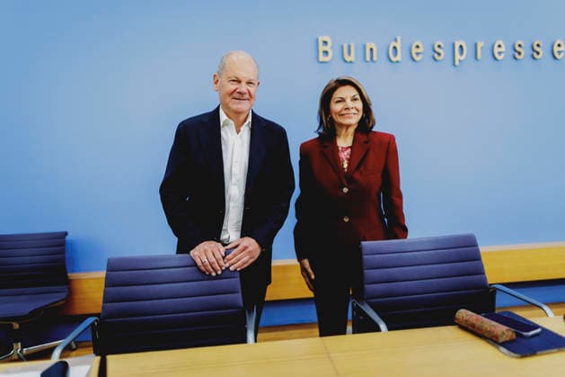 (L-R) Olaf Scholz, Bundeskanzler a.D. und Co-Vorsitzender der ENSK, und Laura Chinchilla Miranda, Staatspraesidentin a.D. von Costa Rica und Co-Vorsitzende der ENSK, aufgenommen im Rahmen der Pressekonferenz zur Vorstellung der Entwicklungspolitischen Nord-Sued-Kommission in Berlin, 05.10.2026. Berlin Deutschland Copyright: xFlorianxGaertnerx