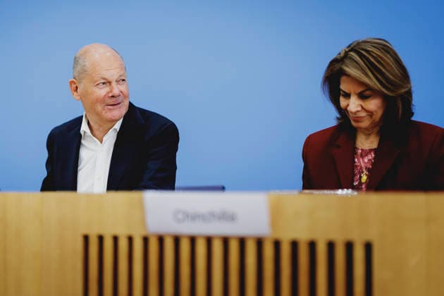 (L-R) Olaf Scholz, Bundeskanzler a.D. und Co-Vorsitzender der ENSK, und Laura Chinchilla Miranda, Staatspraesidentin a.D. von Costa Rica und Co-Vorsitzende der ENSK, aufgenommen im Rahmen der Pressekonferenz zur Vorstellung der Entwicklungspolitischen Nord-Sued-Kommission in Berlin, 05.10.2026. Berlin Deutschland Copyright: xFlorianxGaertnerx