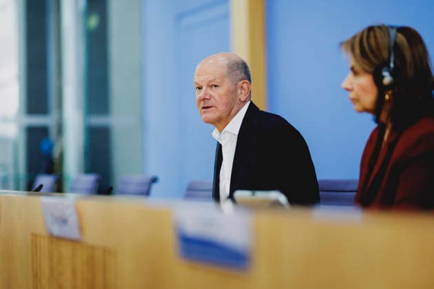 (L-R) Olaf Scholz, Bundeskanzler a.D. und Co-Vorsitzender der ENSK, und Laura Chinchilla Miranda, Staatspraesidentin a.D. von Costa Rica und Co-Vorsitzende der ENSK, aufgenommen im Rahmen der Pressekonferenz zur Vorstellung der Entwicklungspolitischen Nord-Sued-Kommission in Berlin, 05.10.2026. Berlin Deutschland Copyright: xFlorianxGaertnerx