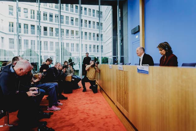 (L-R) Olaf Scholz, Bundeskanzler a.D. und Co-Vorsitzender der ENSK, und Laura Chinchilla Miranda, Staatspraesidentin a.D. von Costa Rica und Co-Vorsitzende der ENSK, aufgenommen im Rahmen der Pressekonferenz zur Vorstellung der Entwicklungspolitischen Nord-Sued-Kommission in Berlin, 05.10.2026. Berlin Deutschland Copyright: xFlorianxGaertnerx