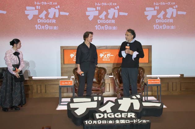 Actor Tom Cruise(C) and Director Alejandro Gonzalez Inarritu attend the press conference for the film Digger in Tokyo, Japan on Monday, October 4, 2026.  TKP2026100408 KEIZOxMORI