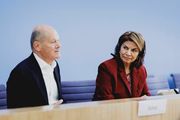 (L-R) Olaf Scholz, Bundeskanzler a.D. und Co-Vorsitzender der ENSK, und Laura Chinchilla Miranda, Staatspraesidentin a.D. von Costa Rica und Co-Vorsitzende der ENSK, aufgenommen im Rahmen der Pressekonferenz zur Vorstellung der Entwicklungspolitischen Nord-Sued-Kommission in Berlin, 05.10.2026. Berlin Deutschland Copyright: xFlorianxGaertnerx