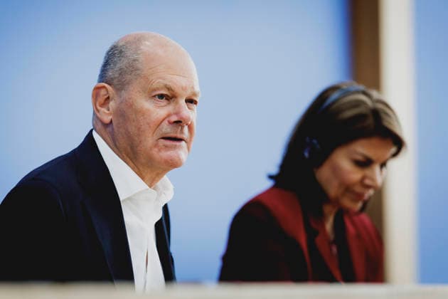 (L-R) Olaf Scholz, Bundeskanzler a.D. und Co-Vorsitzender der ENSK, und Laura Chinchilla Miranda, Staatspraesidentin a.D. von Costa Rica und Co-Vorsitzende der ENSK, aufgenommen im Rahmen der Pressekonferenz zur Vorstellung der Entwicklungspolitischen Nord-Sued-Kommission in Berlin, 05.10.2026. Berlin Deutschland Copyright: xFlorianxGaertnerx