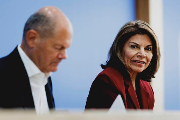 (L-R) Olaf Scholz, Bundeskanzler a.D. und Co-Vorsitzender der ENSK, und Laura Chinchilla Miranda, Staatspraesidentin a.D. von Costa Rica und Co-Vorsitzende der ENSK, aufgenommen im Rahmen der Pressekonferenz zur Vorstellung der Entwicklungspolitischen Nord-Sued-Kommission in Berlin, 05.10.2026. Berlin Deutschland Copyright: xFlorianxGaertnerx