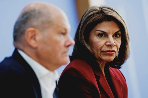 (L-R) Olaf Scholz, Bundeskanzler a.D. und Co-Vorsitzender der ENSK, und Laura Chinchilla Miranda, Staatspraesidentin a.D. von Costa Rica und Co-Vorsitzende der ENSK, aufgenommen im Rahmen der Pressekonferenz zur Vorstellung der Entwicklungspolitischen Nord-Sued-Kommission in Berlin, 05.10.2026. Berlin Deutschland Copyright: xFlorianxGaertnerx