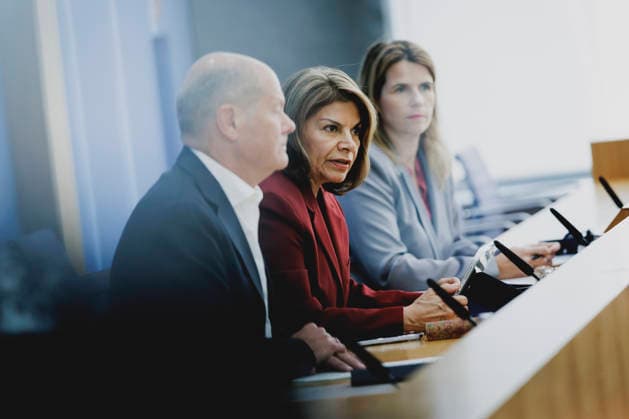 (L-R) Olaf Scholz, Bundeskanzler a.D. und Co-Vorsitzender der ENSK, und Laura Chinchilla Miranda, Staatspraesidentin a.D. von Costa Rica und Co-Vorsitzende der ENSK, aufgenommen im Rahmen der Pressekonferenz zur Vorstellung der Entwicklungspolitischen Nord-Sued-Kommission in Berlin, 05.10.2026. Berlin Deutschland Copyright: xFlorianxGaertnerx