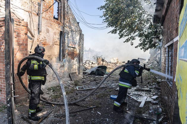 Ukrainian firefighters battle blaze after Russian strike in Sloviansk SLOVIANSK, UKRAINE - OCTOBER 5: Ukrainian firefighters put out the fire following a Russian attack on a commercial warehouse that has left at least one person injured and one dead, in the city of Sloviansk, Ukraine, October 5th, 2026. Diego Herrera Carcedo Anadolu Sloviansk Ukraine. Editorial use only. Please get in touch for any other usage.  Copyright: x2026xAnadoluxDiegoxHerreraxCarcedox