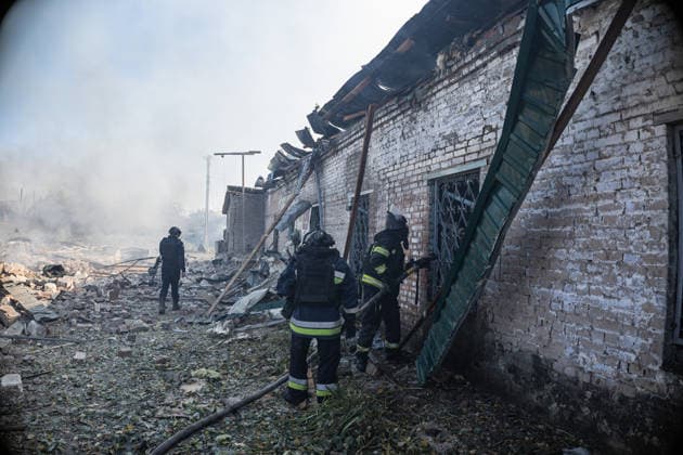 Ukrainian firefighters battle blaze after Russian strike in Sloviansk SLOVIANSK, UKRAINE - OCTOBER 5: Ukrainian firefighters put out the fire following a Russian attack on a commercial warehouse that has left at least one person injured and one dead, in the city of Sloviansk, Ukraine, October 5th, 2026. Diego Herrera Carcedo Anadolu Sloviansk Ukraine. Editorial use only. Please get in touch for any other usage.  Copyright: x2026xAnadoluxDiegoxHerreraxCarcedox