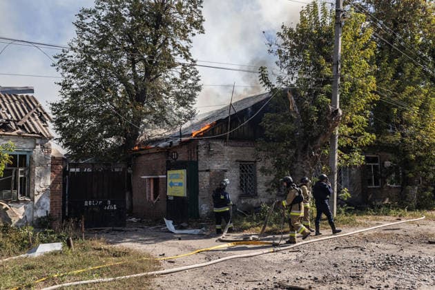 Ukrainian firefighters battle blaze after Russian strike in Sloviansk SLOVIANSK, UKRAINE - OCTOBER 5: Ukrainian firefighters put out the fire following a Russian attack on a commercial warehouse that has left at least one person injured and one dead, in the city of Sloviansk, Ukraine, October 5th, 2026. Diego Herrera Carcedo Anadolu Sloviansk Ukraine. Editorial use only. Please get in touch for any other usage.  Copyright: x2026xAnadoluxDiegoxHerreraxCarcedox