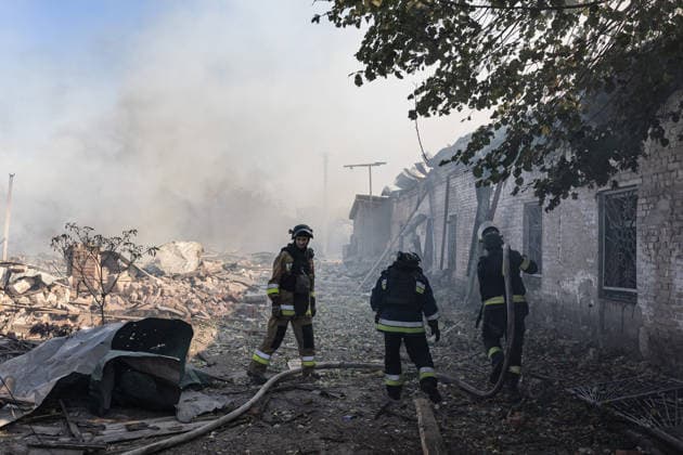 Ukrainian firefighters battle blaze after Russian strike in Sloviansk SLOVIANSK, UKRAINE - OCTOBER 5: Ukrainian firefighters put out the fire following a Russian attack on a commercial warehouse that has left at least one person injured and one dead, in the city of Sloviansk, Ukraine, October 5th, 2026. Diego Herrera Carcedo Anadolu Sloviansk Ukraine. Editorial use only. Please get in touch for any other usage.  Copyright: x2026xAnadoluxDiegoxHerreraxCarcedox