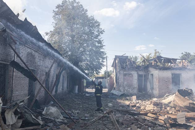 Ukrainian firefighters battle blaze after Russian strike in Sloviansk SLOVIANSK, UKRAINE - OCTOBER 5: Ukrainian firefighters put out the fire following a Russian attack on a commercial warehouse that has left at least one person injured and one dead, in the city of Sloviansk, Ukraine, October 5th, 2026. Diego Herrera Carcedo Anadolu Sloviansk Ukraine. Editorial use only. Please get in touch for any other usage.  Copyright: x2026xAnadoluxDiegoxHerreraxCarcedox