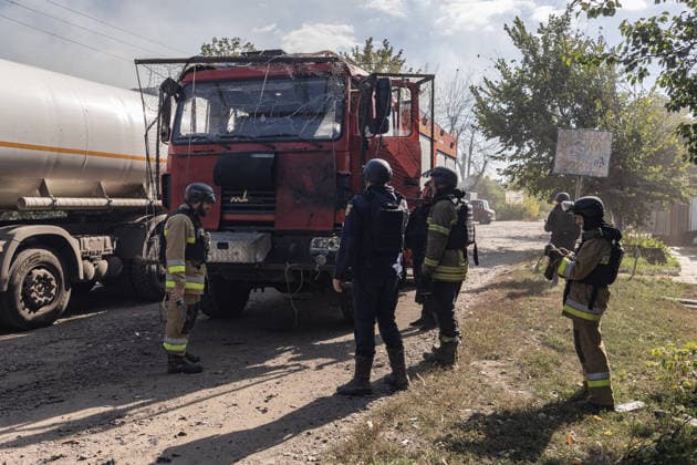 Ukrainian firefighters battle blaze after Russian strike in Sloviansk SLOVIANSK, UKRAINE - OCTOBER 5: A fire truck damaged following an attack by a Russian FPV drone whilst firefighters were putting out the fire caused by a Russian air strike on a commercial warehouse, which left at least one person injured and one dead, in the city of Sloviansk, Ukraine, October 5th, 2026. Diego Herrera Carcedo Anadolu Sloviansk Ukraine. Editorial use only. Please get in touch for any other usage.  Copyright: x2026xAnadoluxDiegoxHerreraxCarcedox