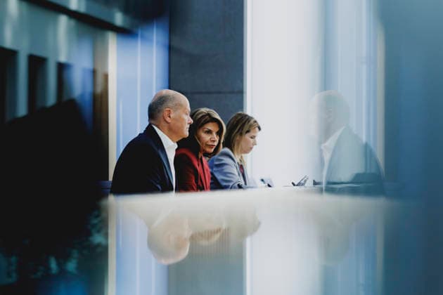 (L-R) Olaf Scholz, Bundeskanzler a.D. und Co-Vorsitzender der ENSK, und Laura Chinchilla Miranda, Staatspraesidentin a.D. von Costa Rica und Co-Vorsitzende der ENSK, aufgenommen im Rahmen der Pressekonferenz zur Vorstellung der Entwicklungspolitischen Nord-Sued-Kommission in Berlin, 05.10.2026. Berlin Deutschland Copyright: xFlorianxGaertnerx