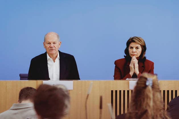 (L-R) Olaf Scholz, Bundeskanzler a.D. und Co-Vorsitzender der ENSK, und Laura Chinchilla Miranda, Staatspraesidentin a.D. von Costa Rica und Co-Vorsitzende der ENSK, aufgenommen im Rahmen der Pressekonferenz zur Vorstellung der Entwicklungspolitischen Nord-Sued-Kommission in Berlin, 05.10.2026. Berlin Deutschland Copyright: xFlorianxGaertnerx