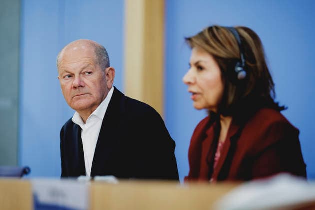 (L-R) Olaf Scholz, Bundeskanzler a.D. und Co-Vorsitzender der ENSK, und Laura Chinchilla Miranda, Staatspraesidentin a.D. von Costa Rica und Co-Vorsitzende der ENSK, aufgenommen im Rahmen der Pressekonferenz zur Vorstellung der Entwicklungspolitischen Nord-Sued-Kommission in Berlin, 05.10.2026. Berlin Deutschland Copyright: xFlorianxGaertnerx