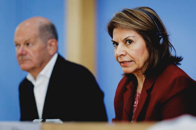 (L-R) Olaf Scholz, Bundeskanzler a.D. und Co-Vorsitzender der ENSK, und Laura Chinchilla Miranda, Staatspraesidentin a.D. von Costa Rica und Co-Vorsitzende der ENSK, aufgenommen im Rahmen der Pressekonferenz zur Vorstellung der Entwicklungspolitischen Nord-Sued-Kommission in Berlin, 05.10.2026. Berlin Deutschland Copyright: xFlorianxGaertnerx