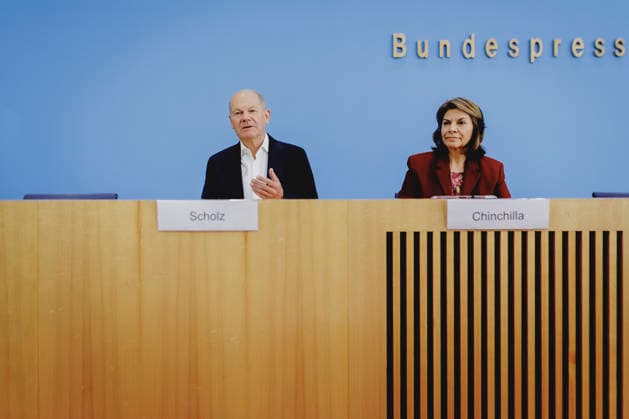 (L-R) Olaf Scholz, Bundeskanzler a.D. und Co-Vorsitzender der ENSK, und Laura Chinchilla Miranda, Staatspraesidentin a.D. von Costa Rica und Co-Vorsitzende der ENSK, aufgenommen im Rahmen der Pressekonferenz zur Vorstellung der Entwicklungspolitischen Nord-Sued-Kommission in Berlin, 05.10.2026. Berlin Deutschland Copyright: xFlorianxGaertnerx