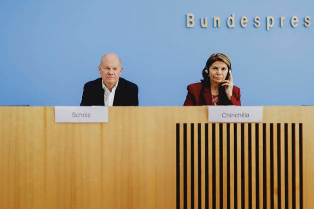 (L-R) Olaf Scholz, Bundeskanzler a.D. und Co-Vorsitzender der ENSK, und Laura Chinchilla Miranda, Staatspraesidentin a.D. von Costa Rica und Co-Vorsitzende der ENSK, aufgenommen im Rahmen der Pressekonferenz zur Vorstellung der Entwicklungspolitischen Nord-Sued-Kommission in Berlin, 05.10.2026. Berlin Deutschland Copyright: xFlorianxGaertnerx